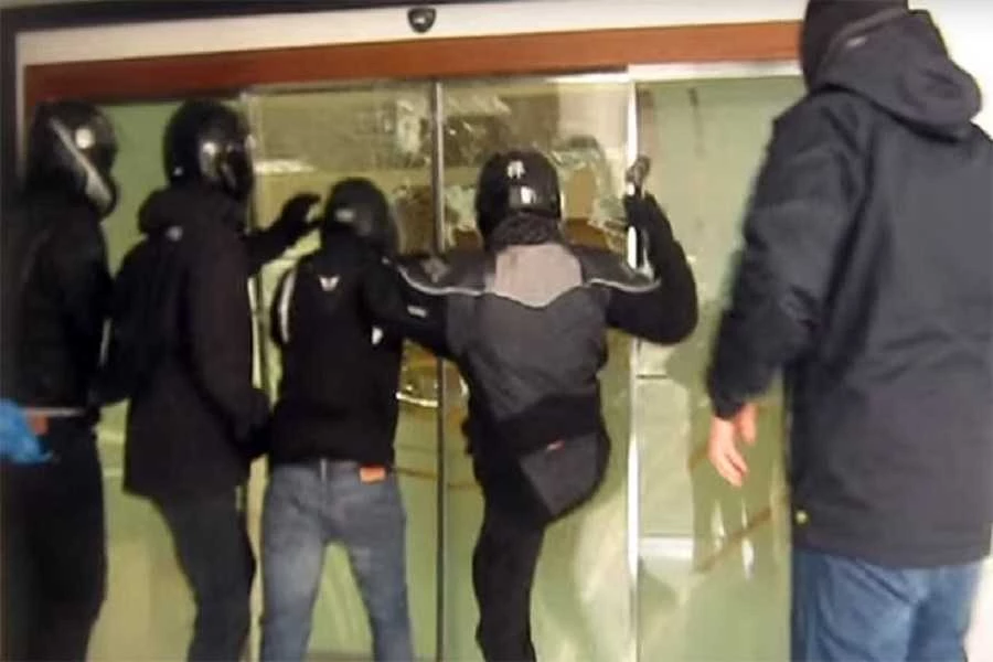 Κάνουν ότι γουστάρουν! Με βαριοπούλες και μπογιές ο Ρουβίκωνας στην εφορία Ψυχικού